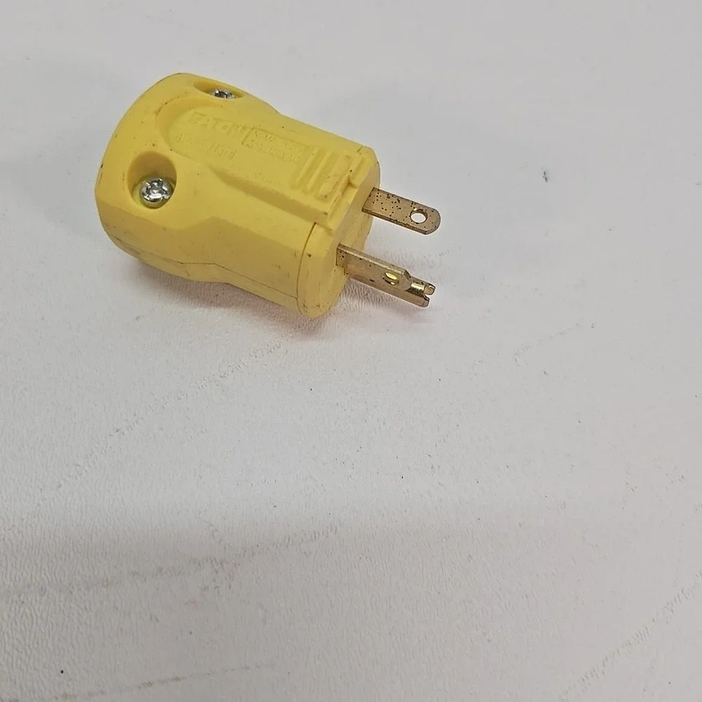 LOT OF 4  2 Three Outlet Grounding Outlet Adapter 3 Wire‎ & 2 Replacement Plugs